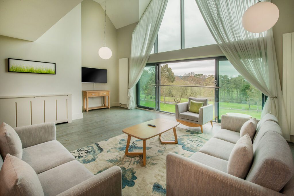 3 bedroom apartment in autumn living area overlooking golf course